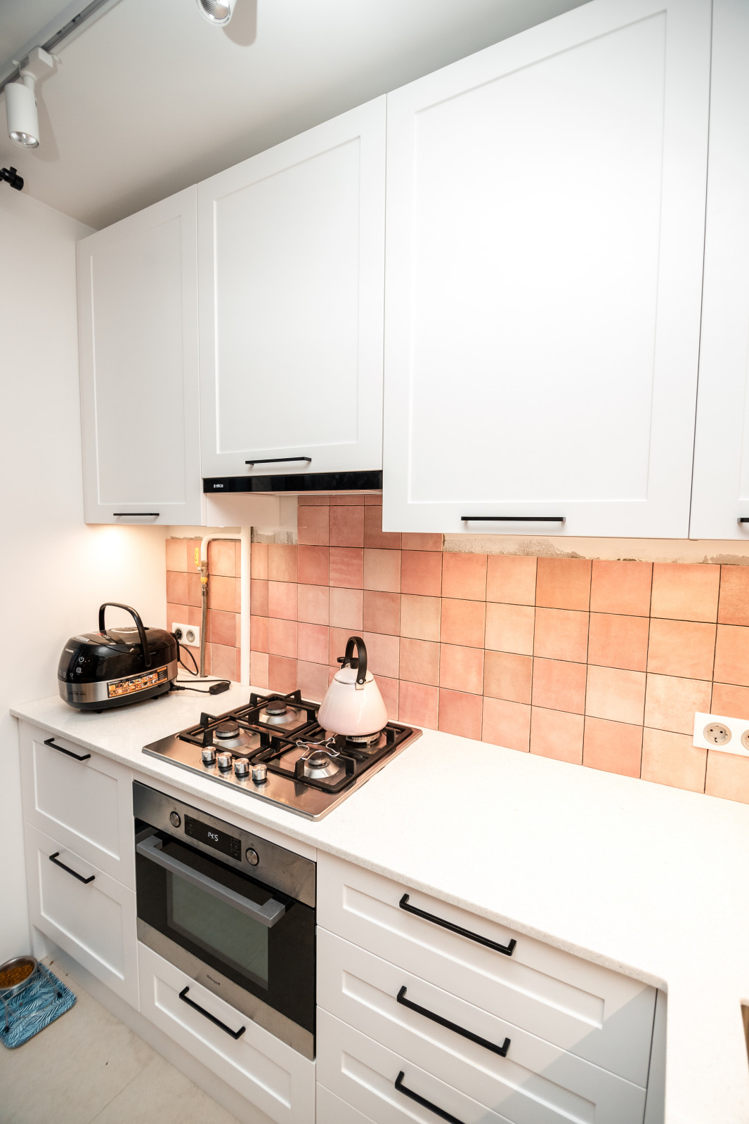 Белая небольшая кухня в стиле неоклассика