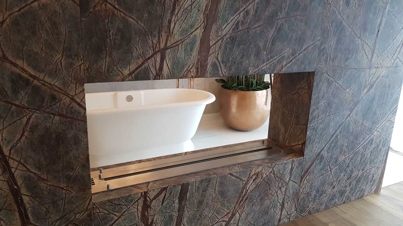 Облицовка биокамина индийским мрамором Бидасар браун