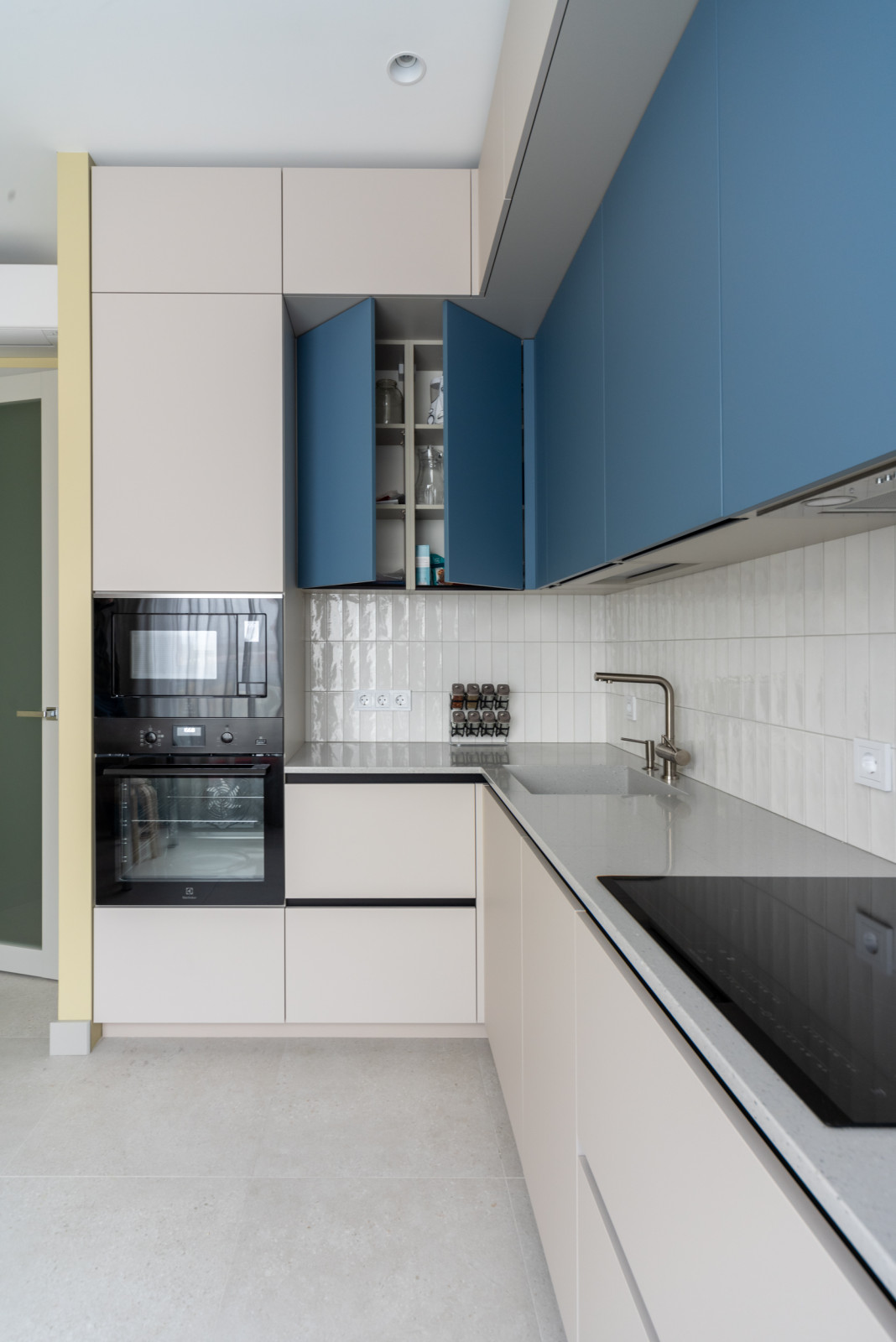 Двухуровневая угловая кухня