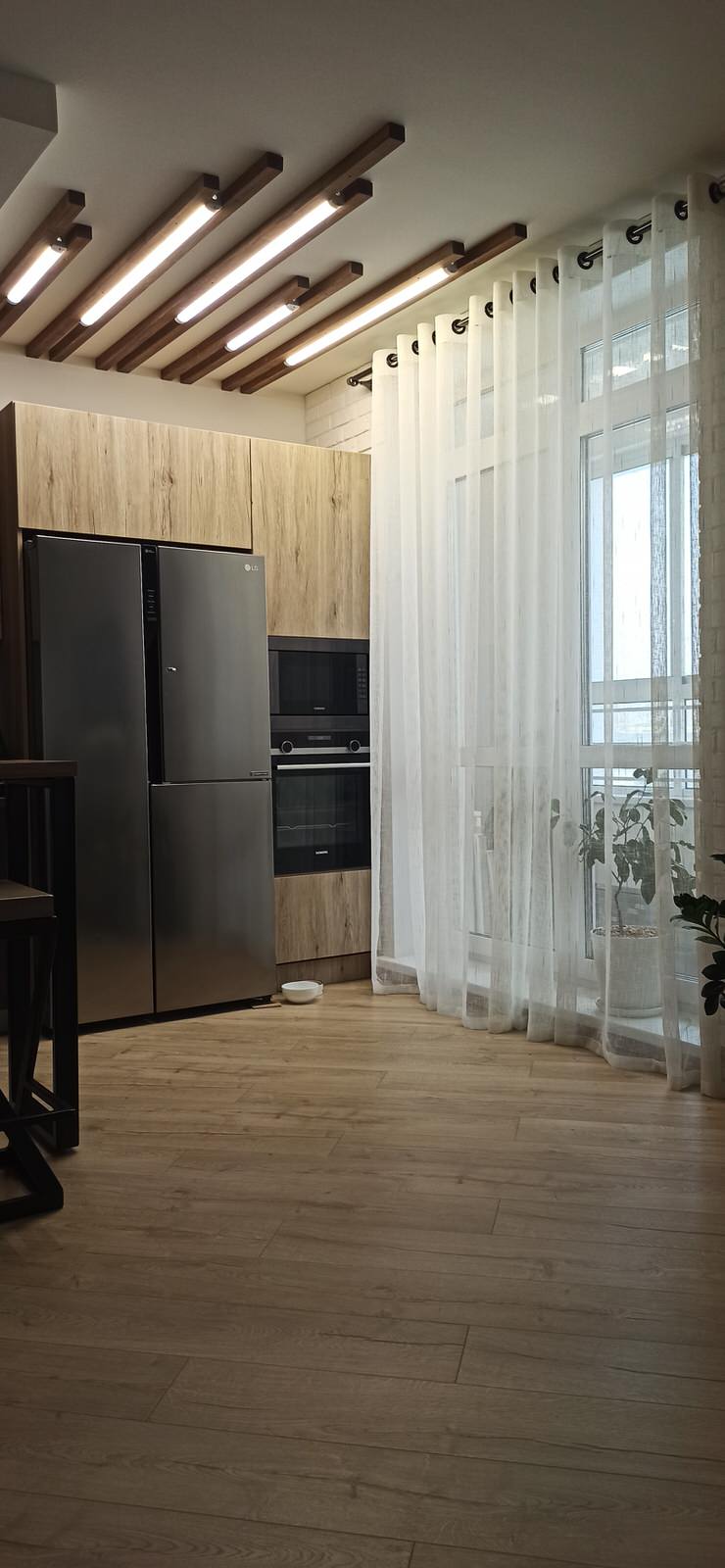 Современный интерьер с элементами лофта и сканди.