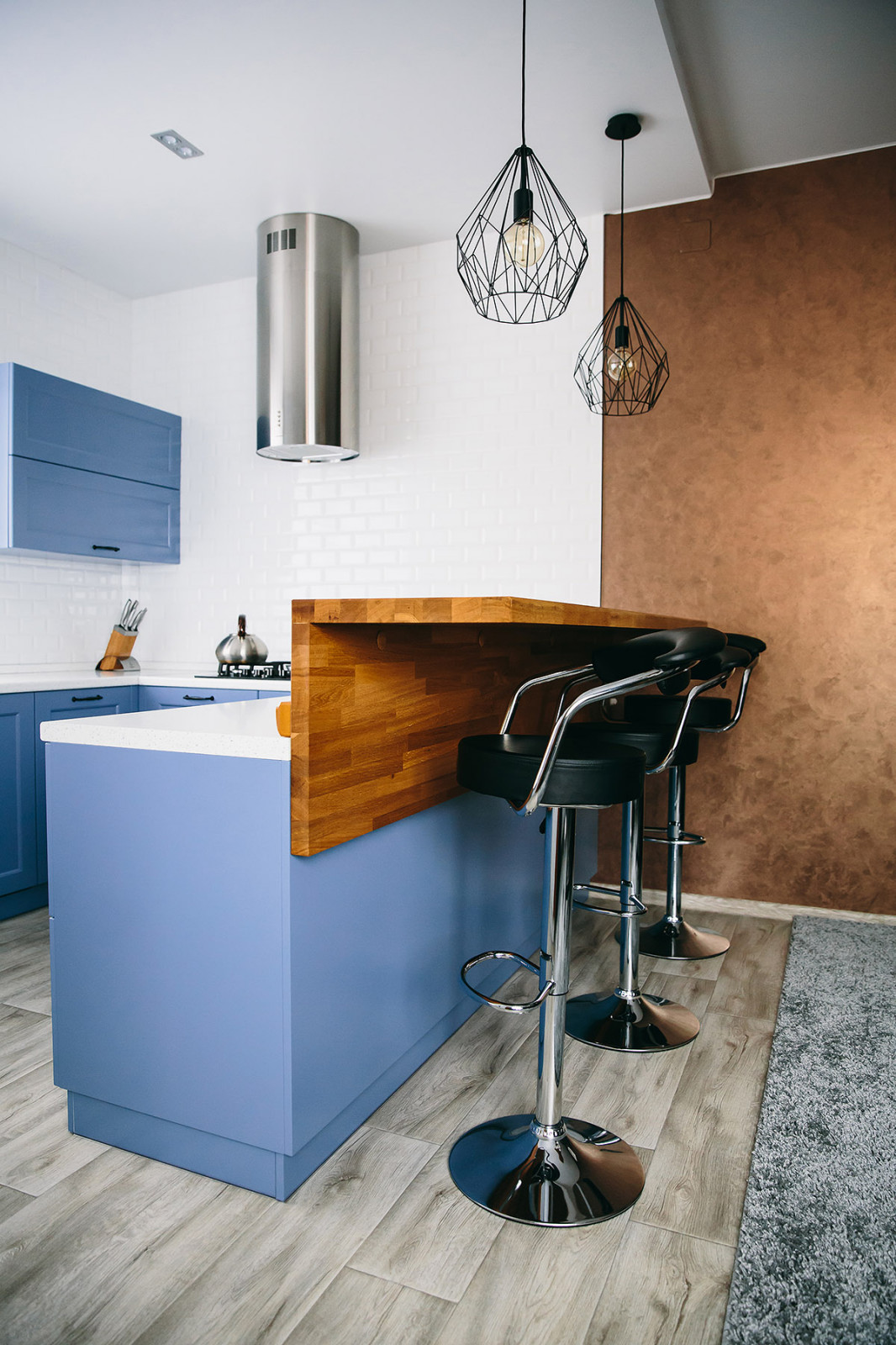 Кухня столовая с большим столом