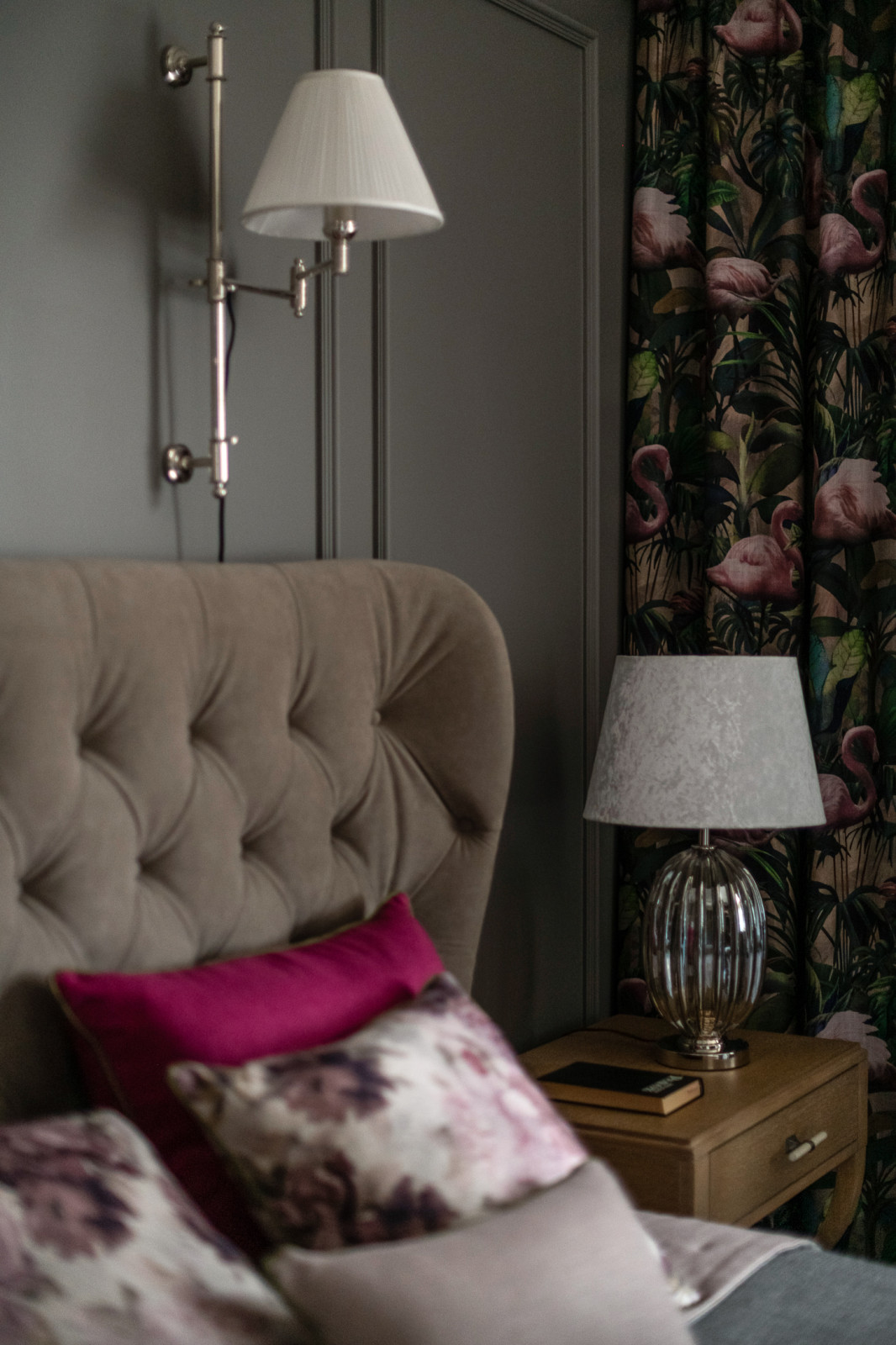 Houzz тур: Таунхаус с оливковой гостиной и чёрной детской