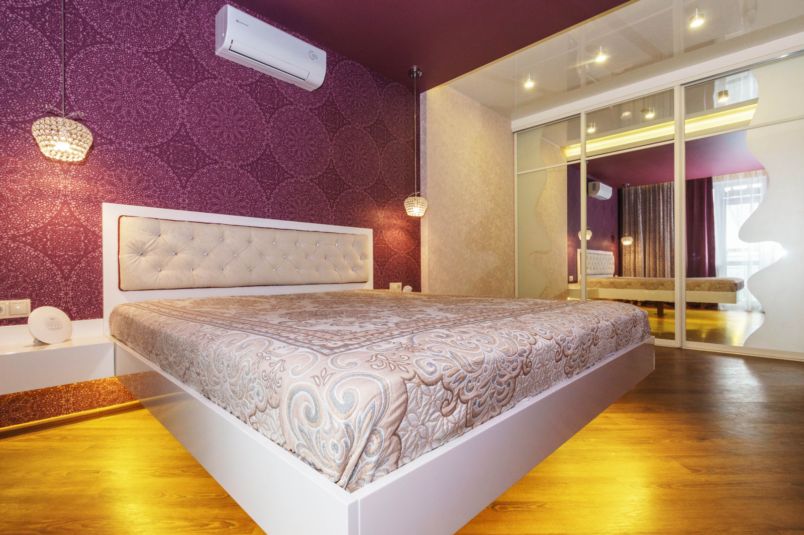 Яркая двушка с подвесной кроватью