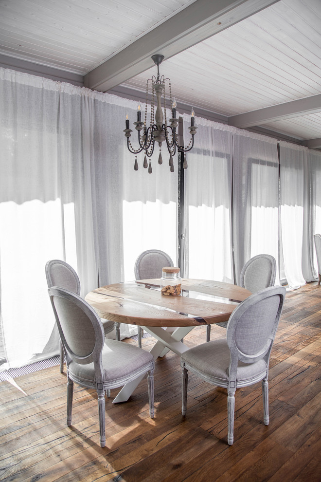 Обеденный стол и стулья