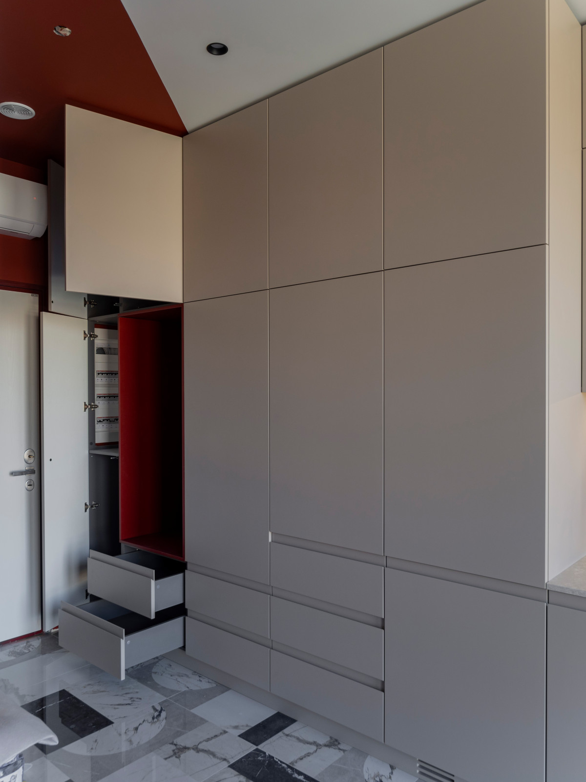 Большая стильная кухня в неоклассическом стиле в светлых тонах