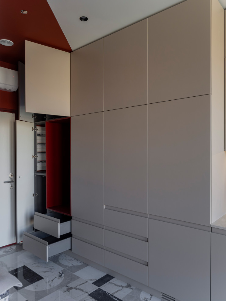 Большая стильная кухня в неоклассическом стиле в светлых тонах