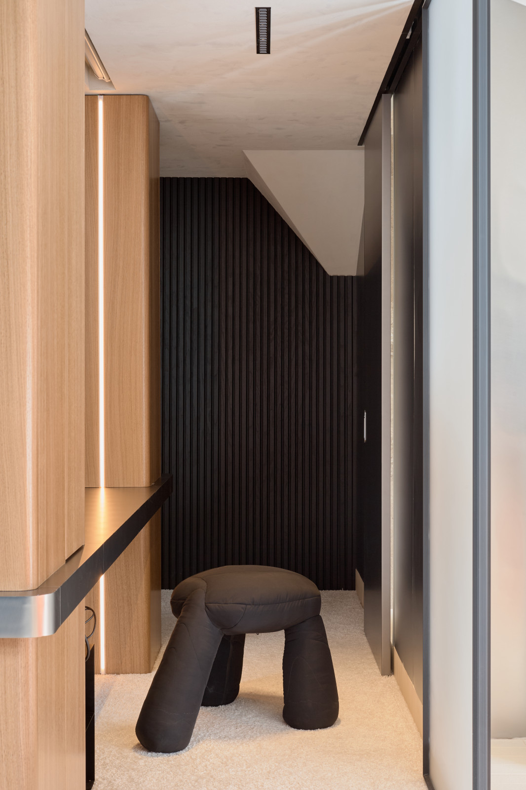 Спальня с прозрачной ванной