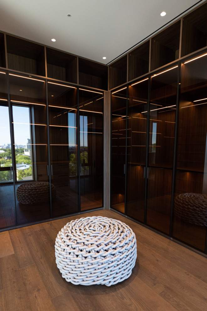 Гардеробная комната с распашными стеклянными RPE фасадами