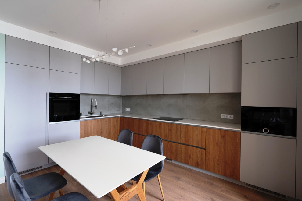 Еще одна серая кухня в большом проекте современной московской квартиры