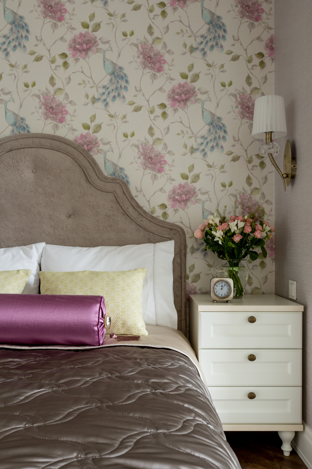 Белое, черное и яркие тона - реализованный проект квартиры в Москве.