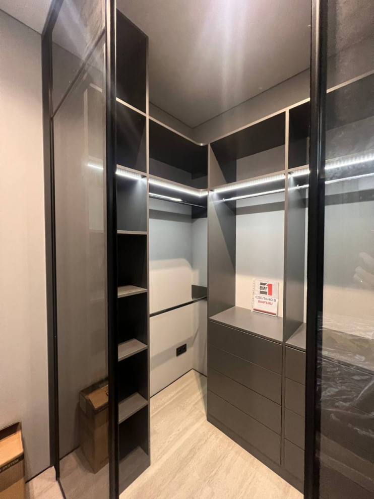 Гардеробная с дверьми купе