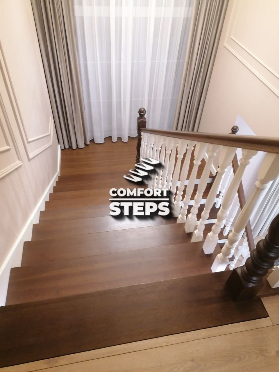 Лестница в шпоне дуба с радиусными поручнями и подсветкой