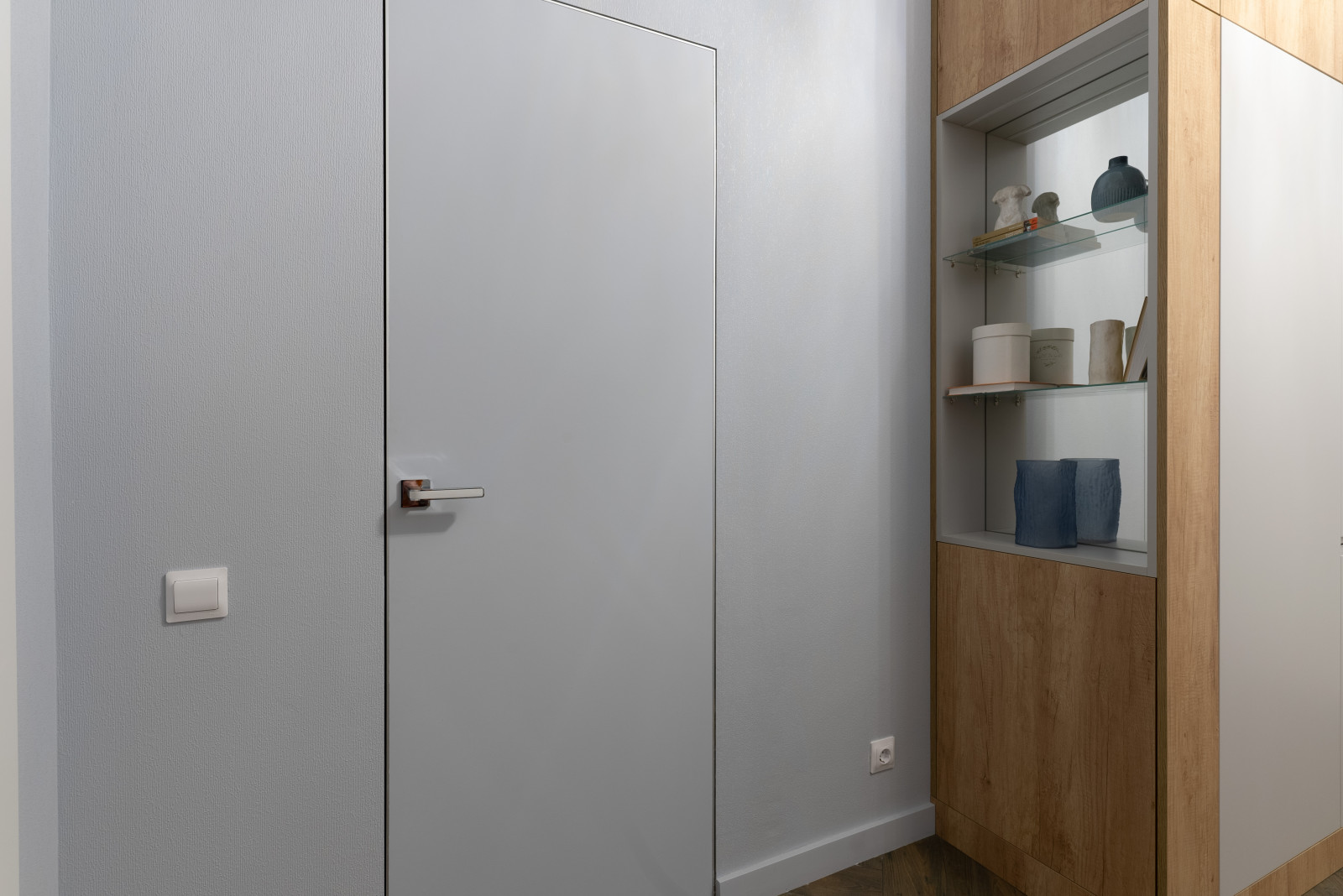 Кухня-гостиная, облегченная, светлая в основном объеме и с акцентным светом, в с