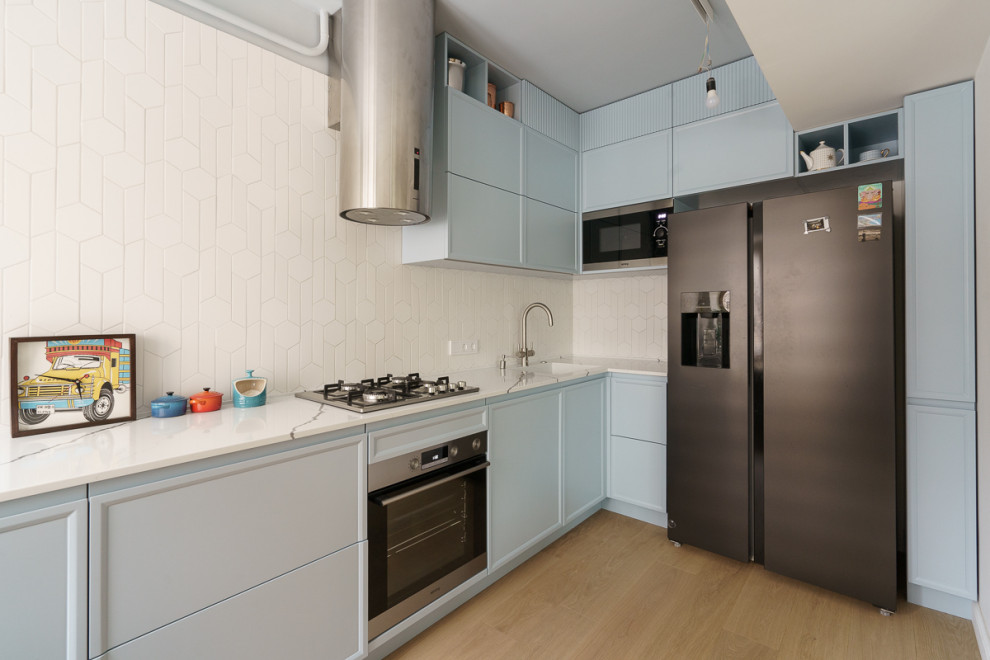 Голубая кухня, жалюзийный шкаф, полки и мебель в ванную с натуральным шпоном дуб