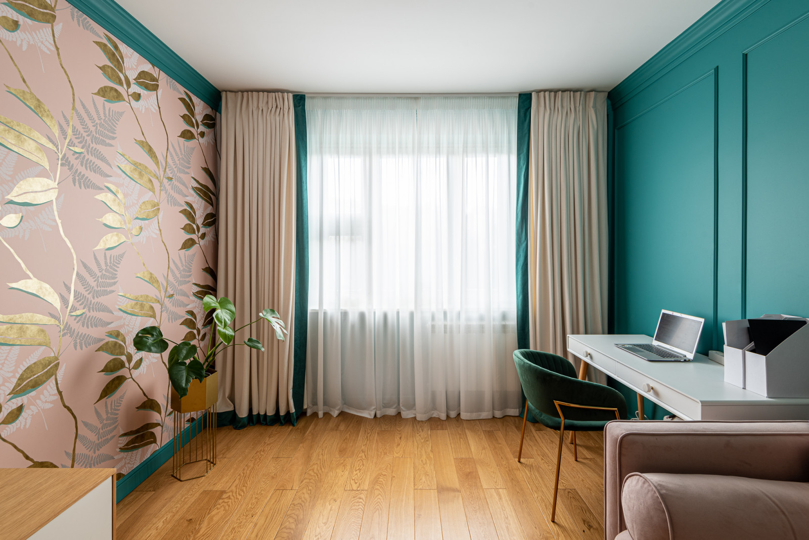 Стачные шторы в гостиной