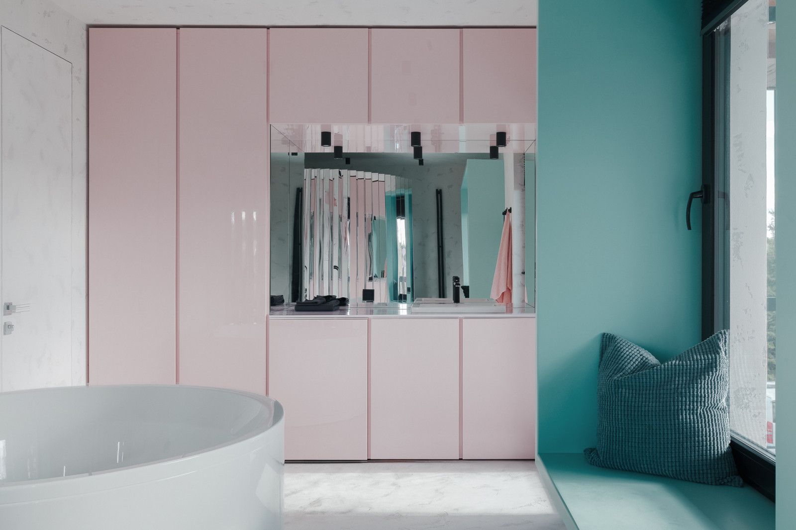 Проект недели: Загородная ванная с выходом... на балкон