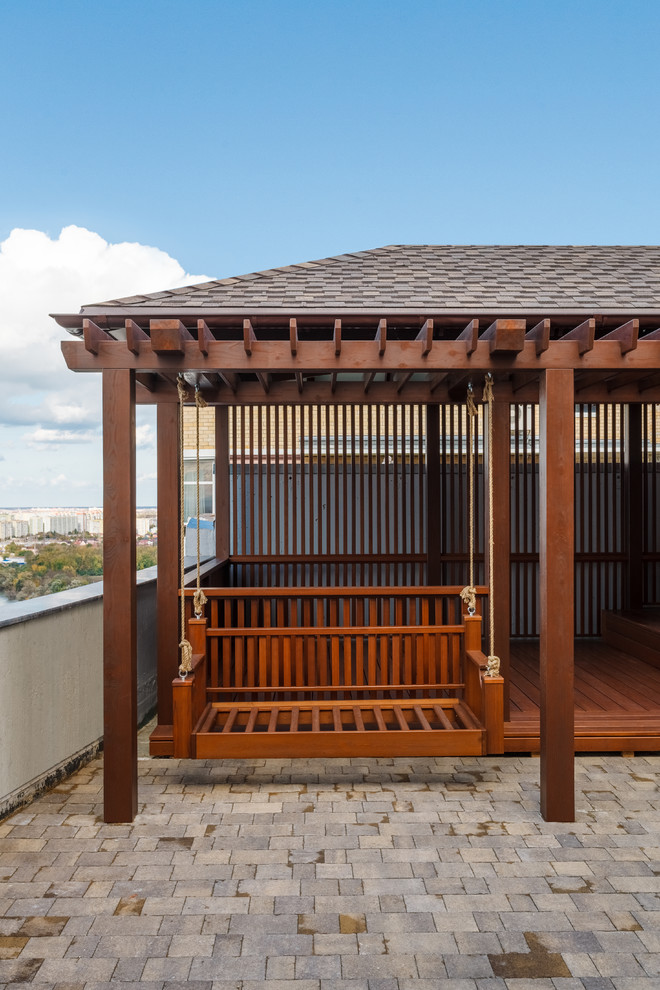 Качели на эксплуатируемой кровле из лиственницы