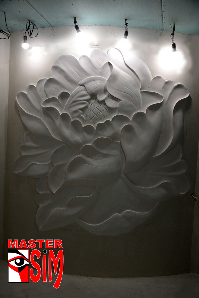 Барельеф на стене спальни Пион