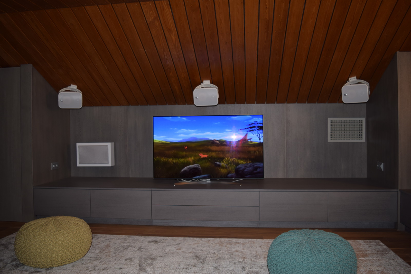 Домашний кинотеатр в мансарде