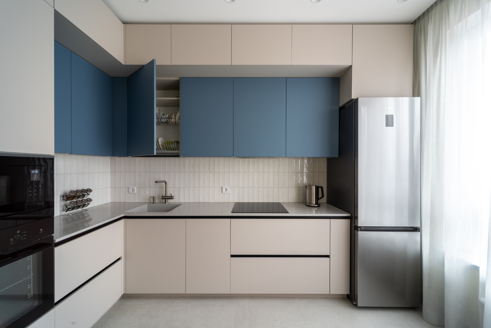 Двухуровневая угловая кухня