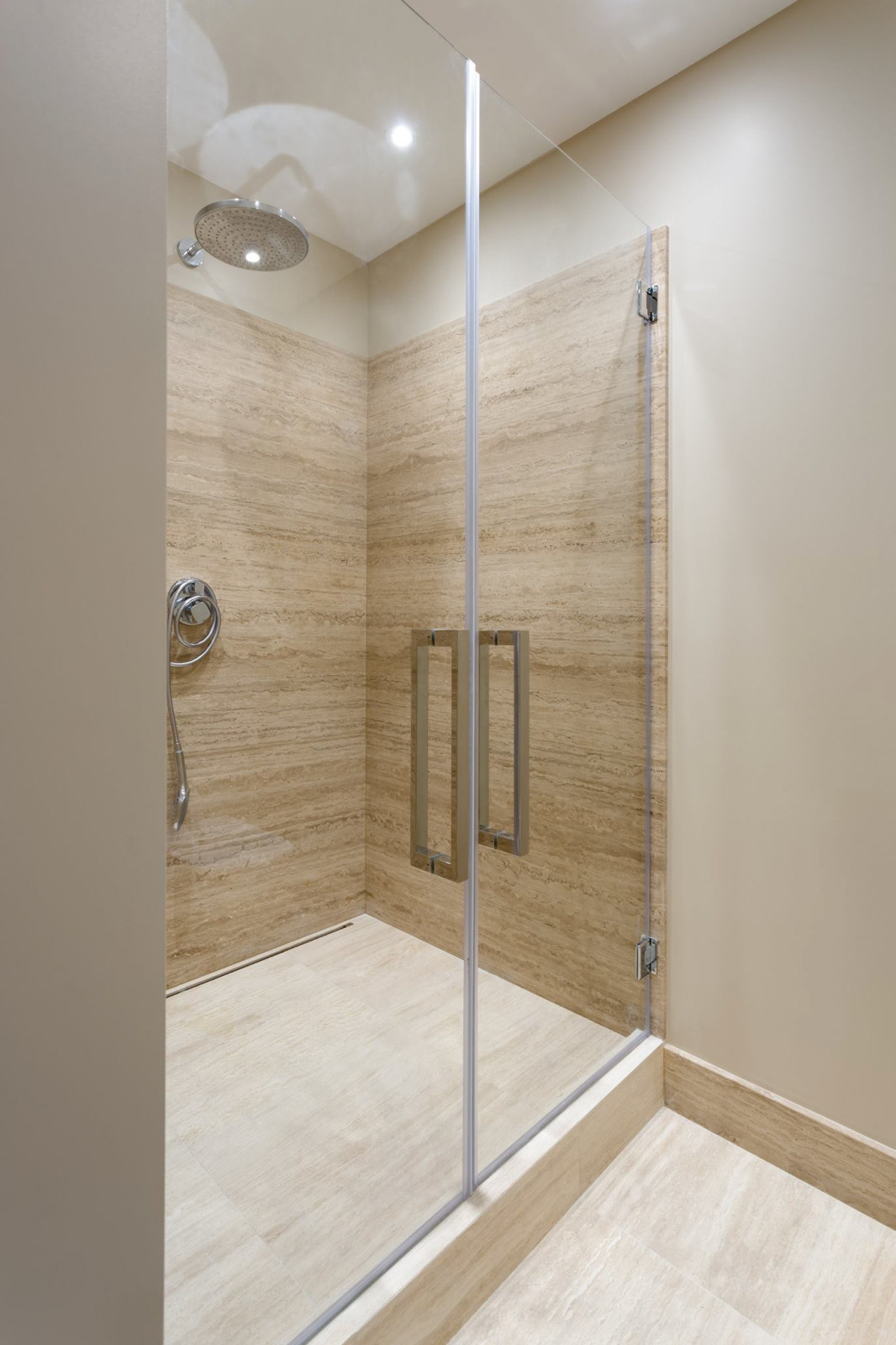 Стеклянные двери  в душевую