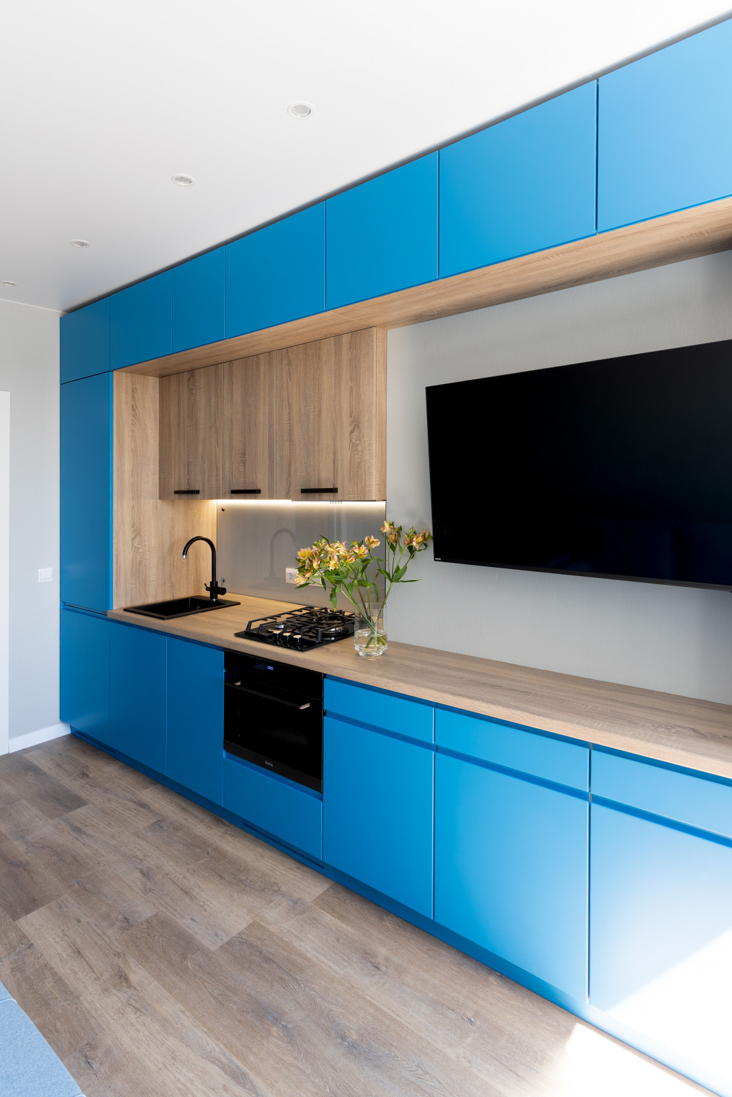 Многофункциональная кухня в ярком цвете