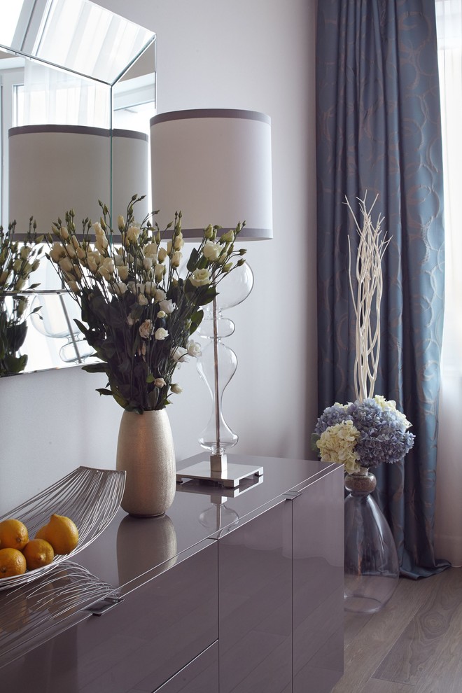 Houzz тур: Двухуровневая квартира с изящной обстановкой и арт-лестницей