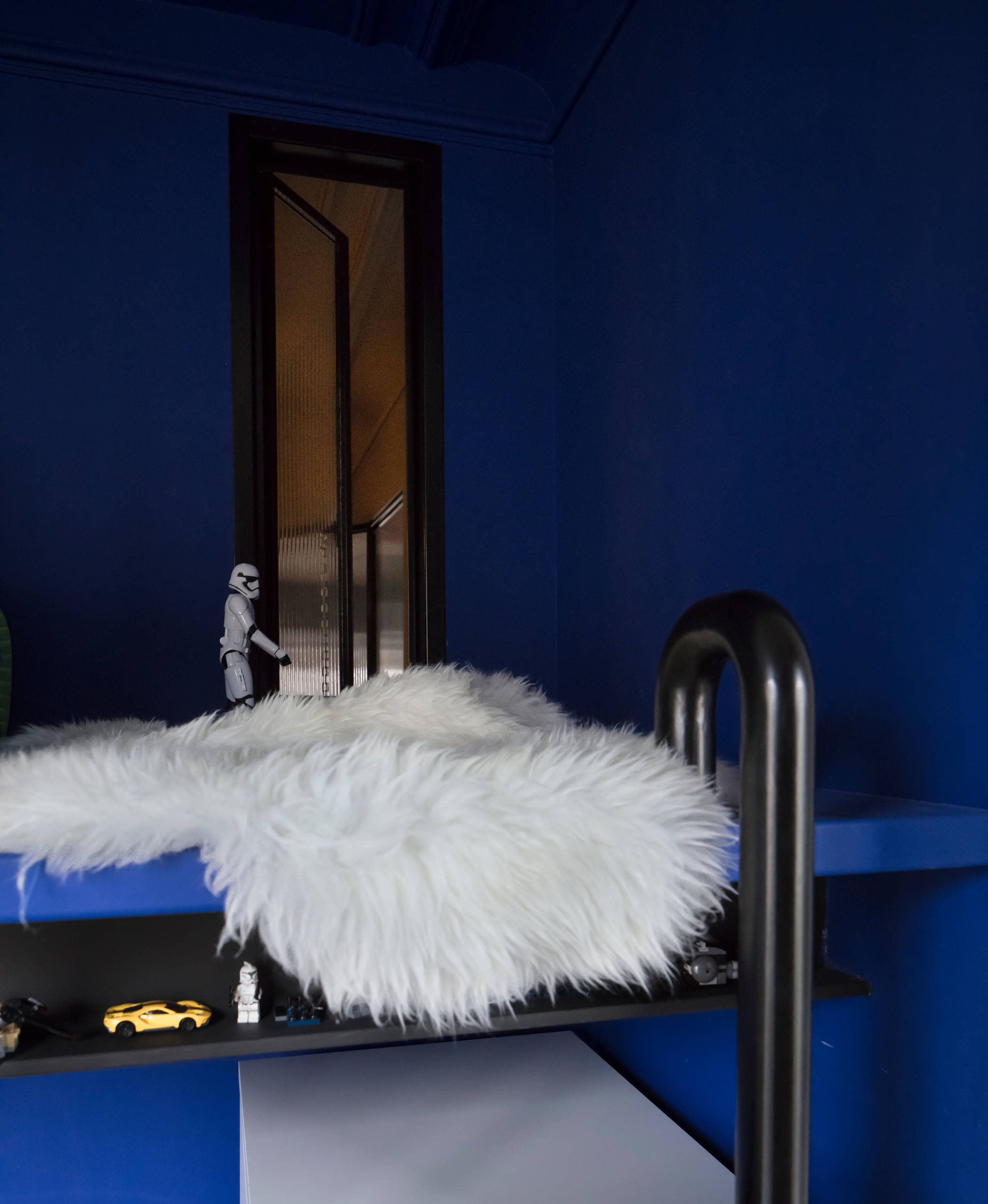 Houzz Франция: Квартира с розовым потолком на кухне