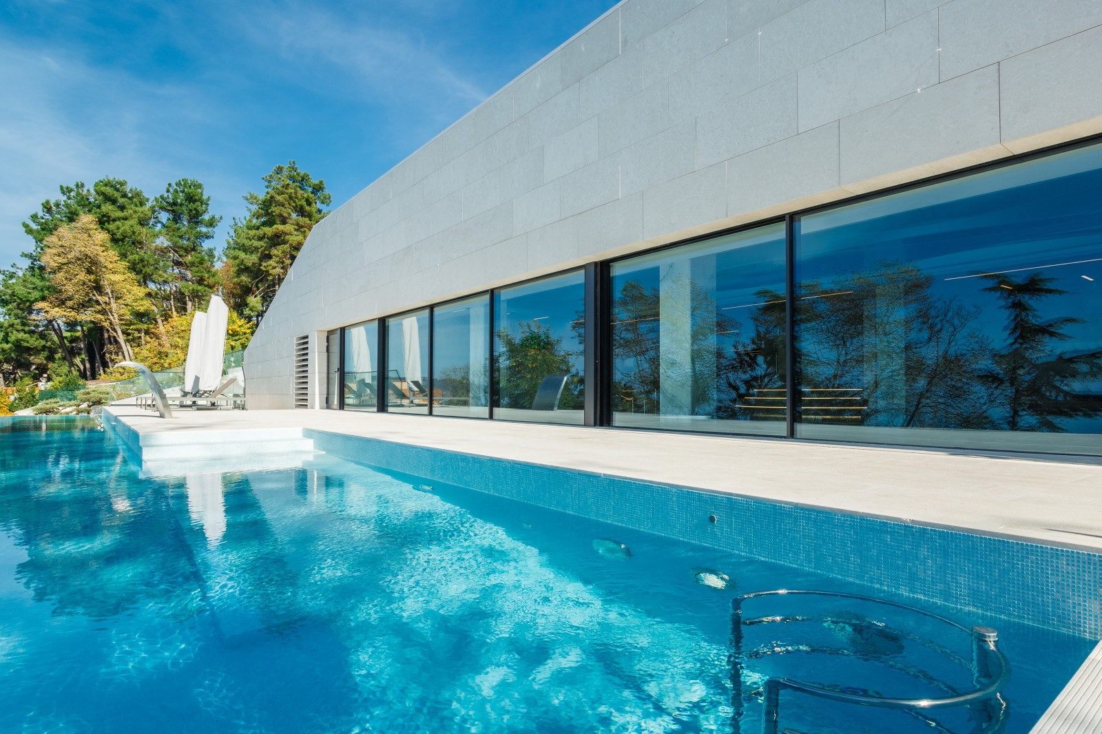 Открытый бассейн infinity в REEF RESIDENCE.