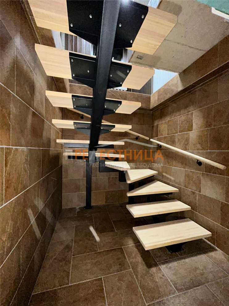 П-образная лестница на центральном косоуре Ассоль-58