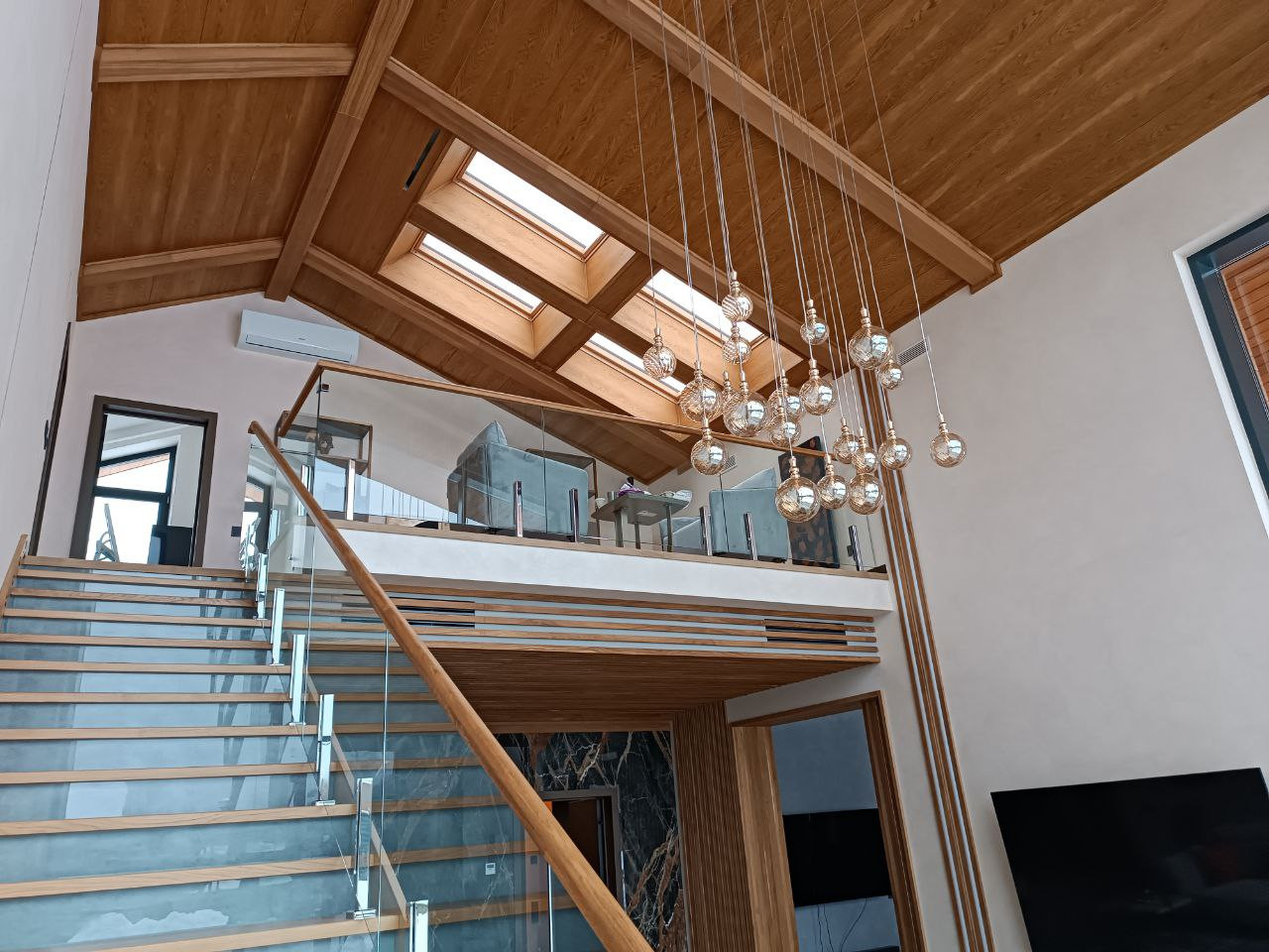 Современная деревянная лестница на 2 этаж, изготовление для частного дома