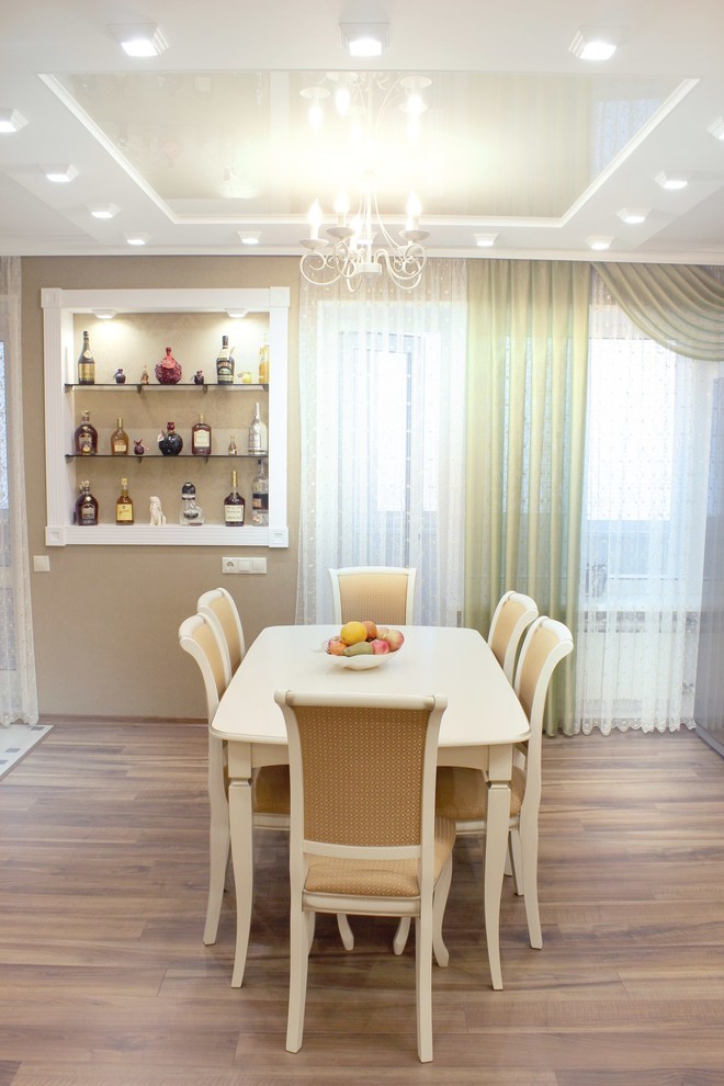 Натяжные потолки в квартире "классического стиля"