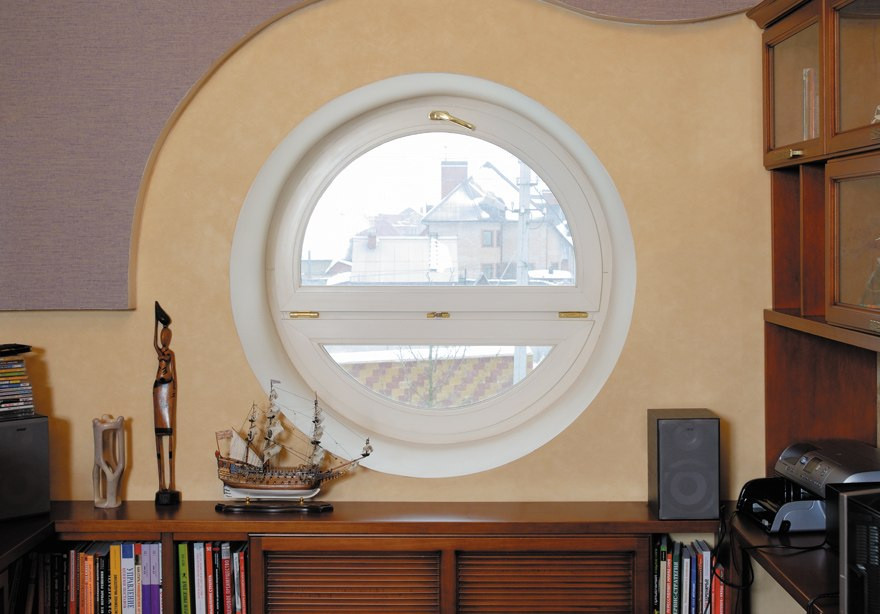 Загородный дом с фигурными окнами