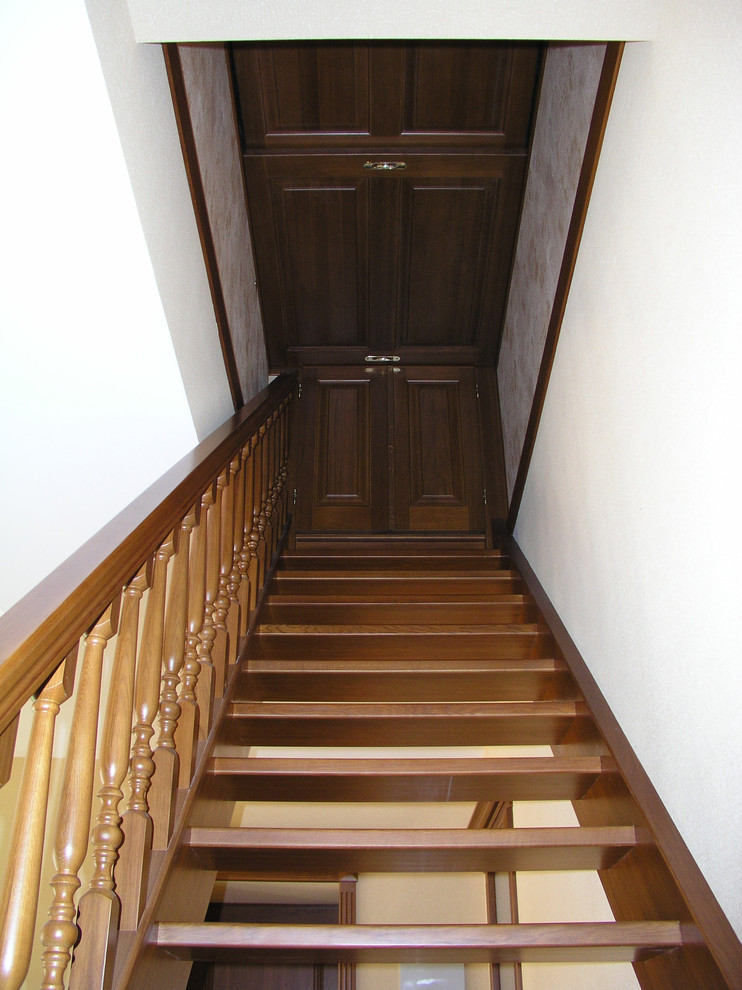 Лестница с дверью на мансарду.