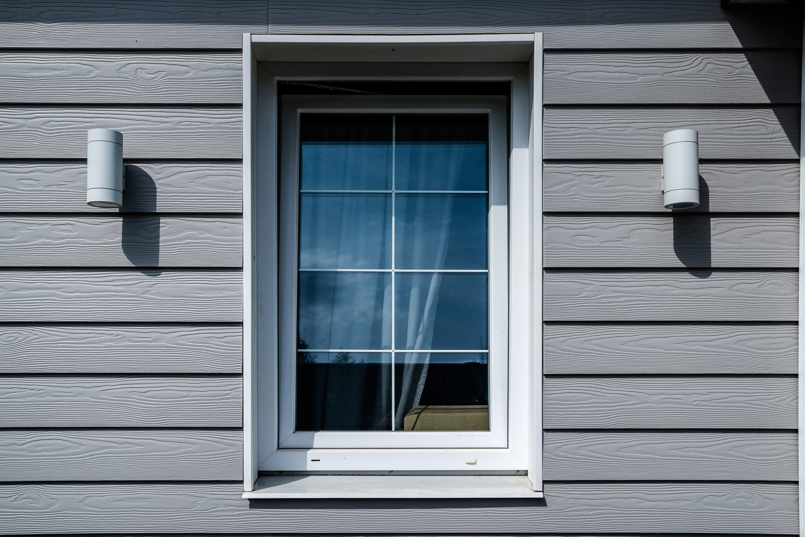 Одноэтажный серый дом