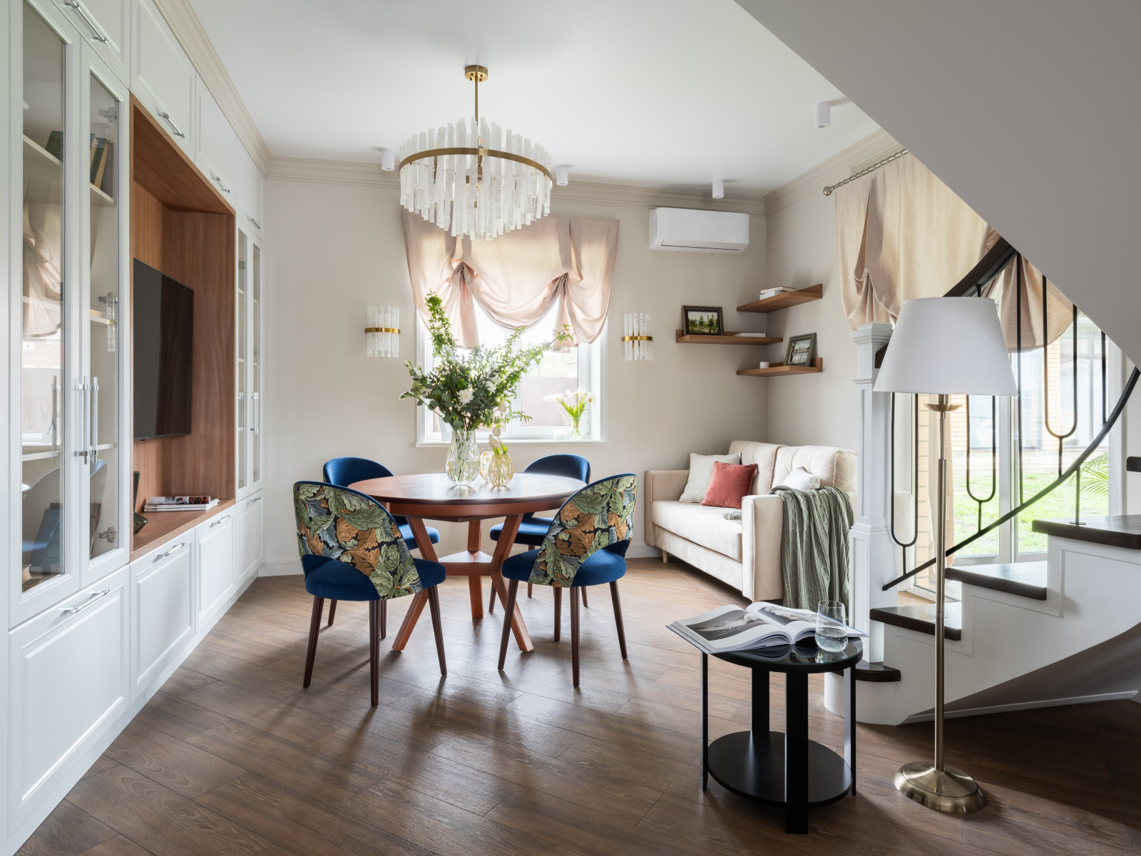 Двухэтажный дом с террасой площадью 170 м²