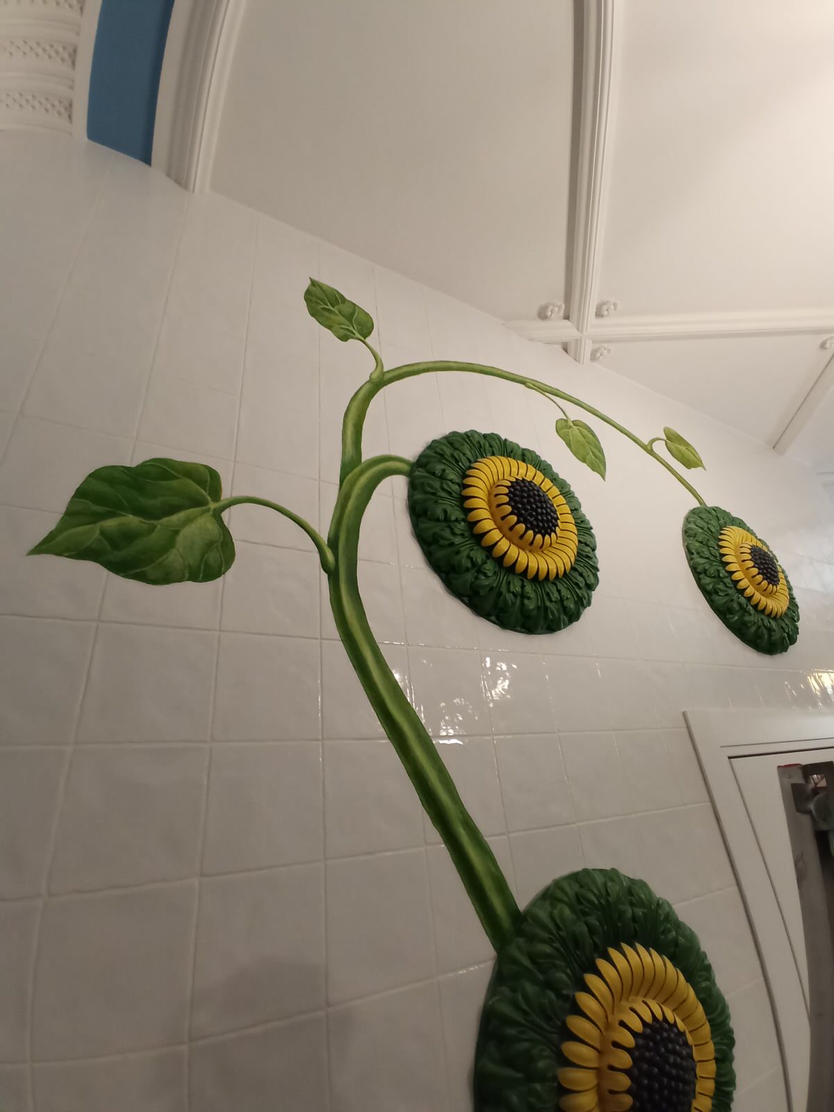 Рельефно-живописное панно в холле квартиры