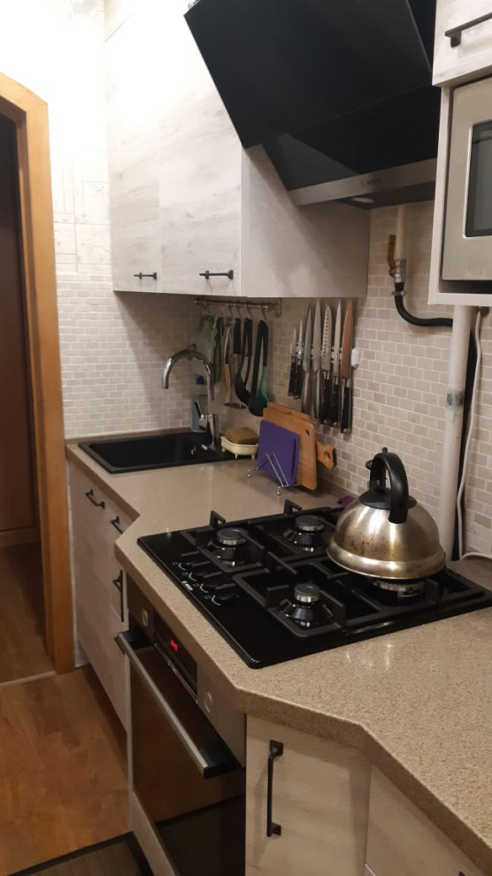 Маленькая кухня с газовой варочной панелью