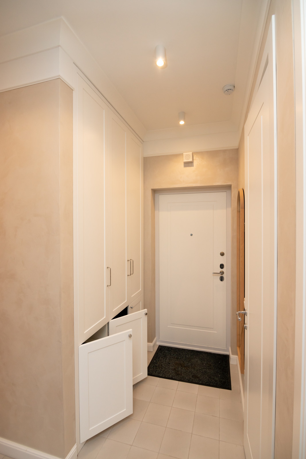 Шкафы в прихожую и спальню в неоклассическом стиле