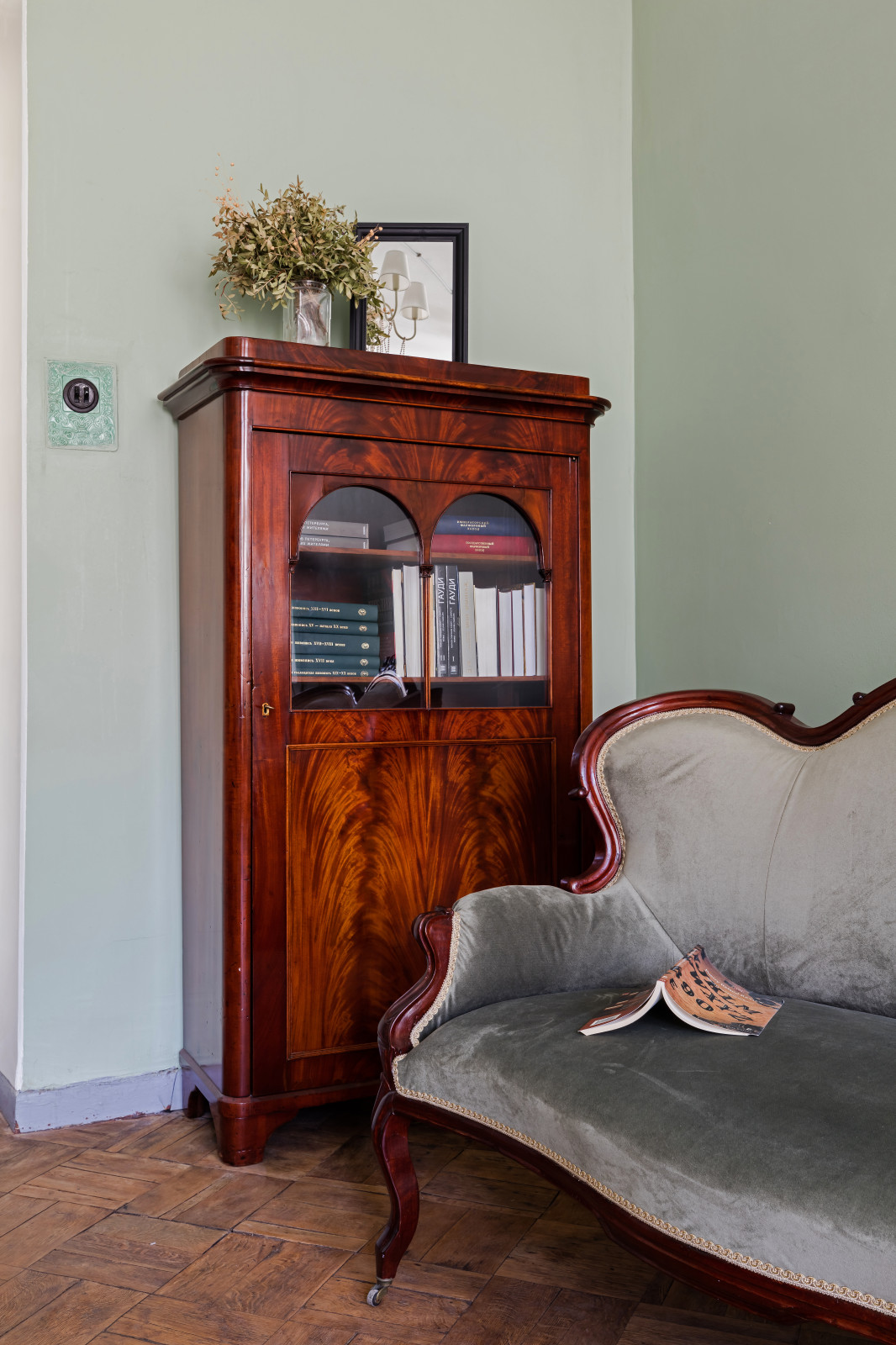 В гостях: Квартира в Петербурге – со слоном и антиквариатом