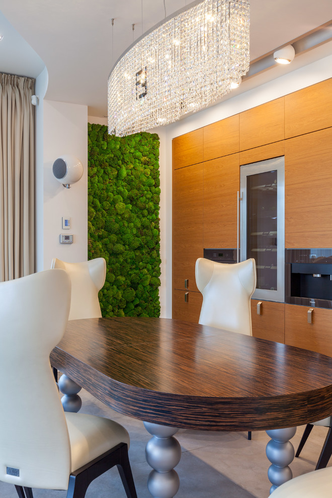 Стол в гостиной