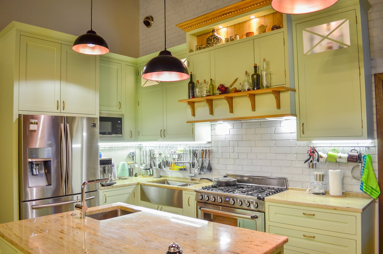 Нежно-зеленая кухня в американском стиле с островом