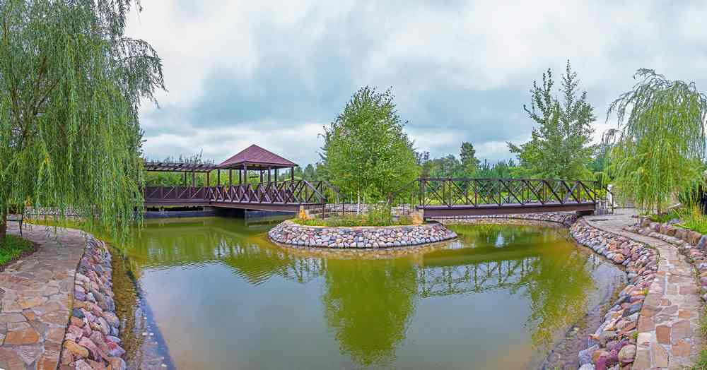 Садовые дорожки и беседка