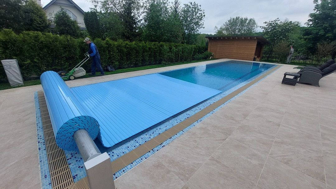 Уличный бассейн с покрывалом