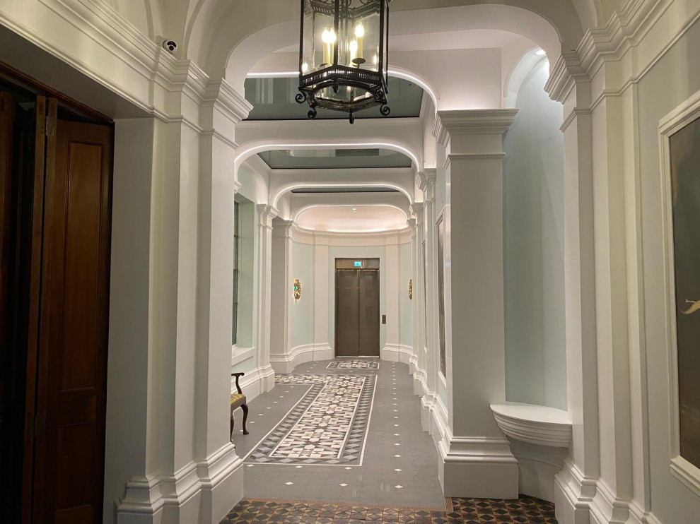 Элегантная парадная: сочетание матовой штукатурки, лепнины и плитки пэчворк