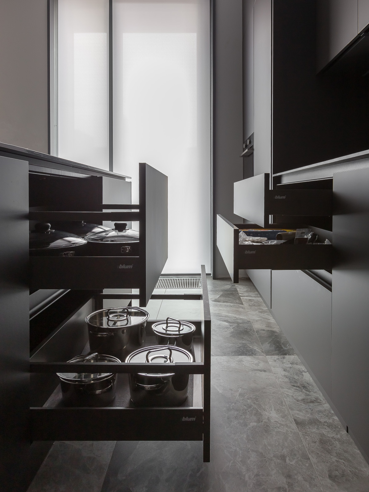 Выдвижные ящики и система хранения в нижней базе