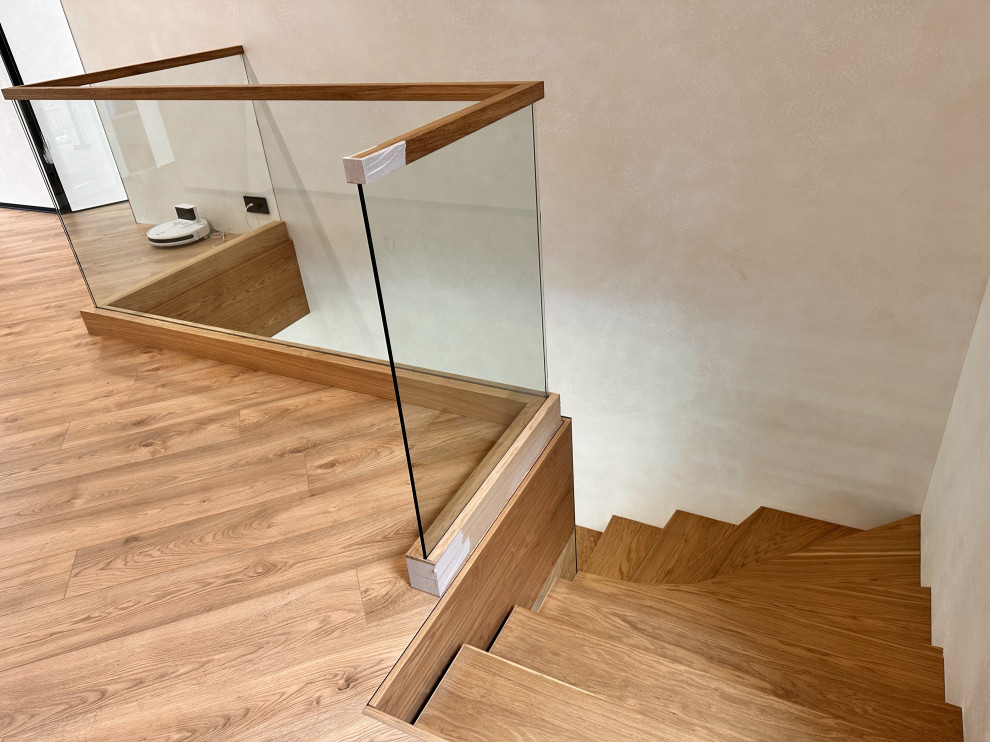 Консольная лестница с ограждением из стекла