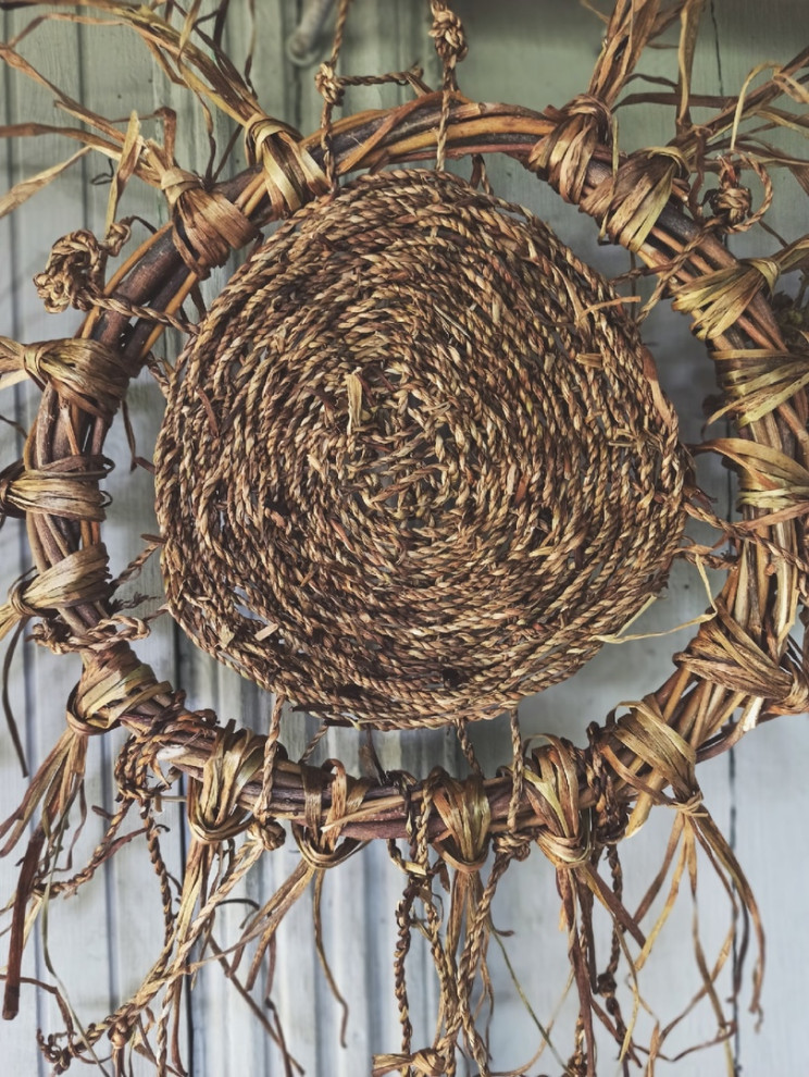 Декор из ивовой лозы и одуванчика