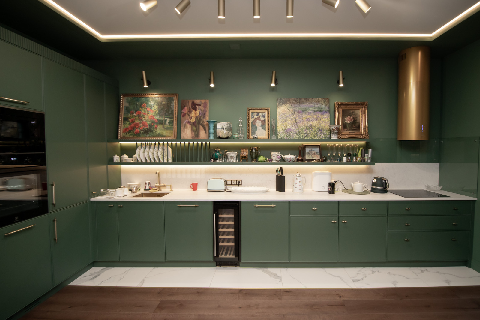 Стильная неоклассическая кухня в темно-изумрудном цвете