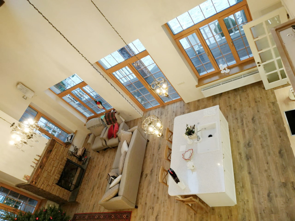 Вид на гостиную со 2-го этажа.